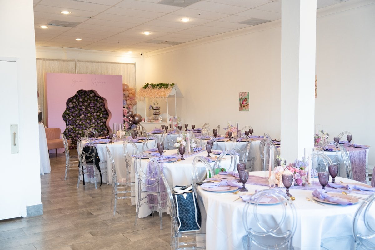 Seating arrangement with backdrop